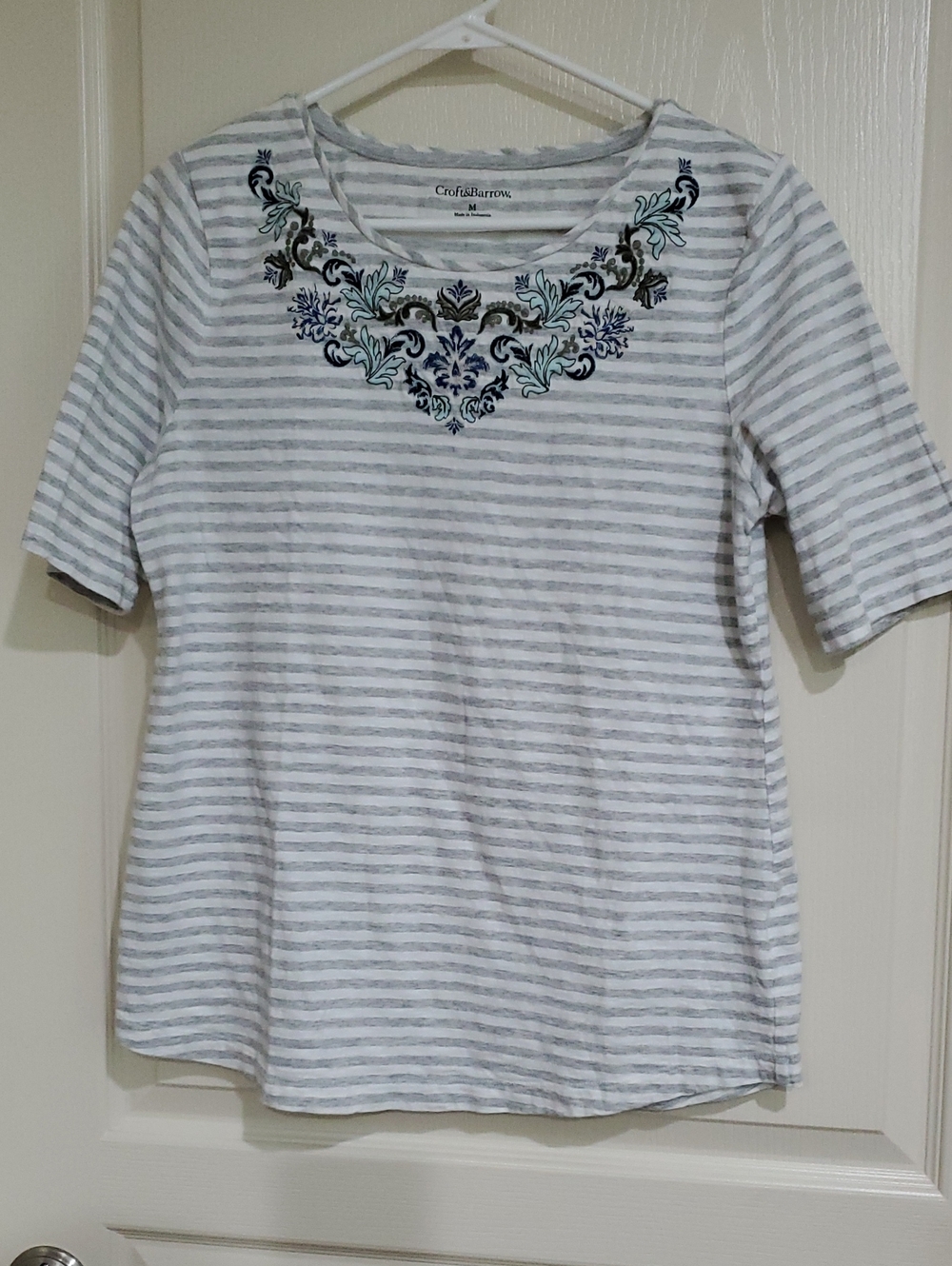Croft & Barrow White/Gray Striped Scoop Neck Top w/Blue Teal Embroidery, Size M